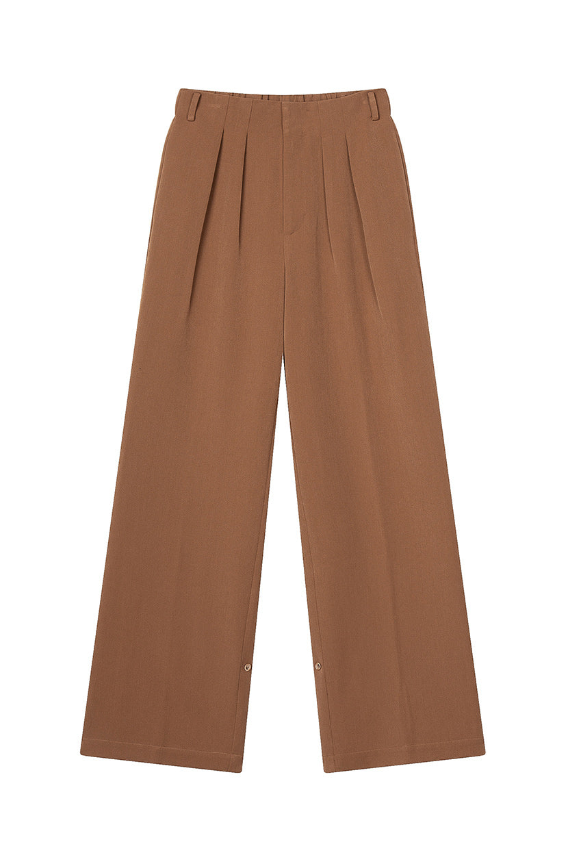 One of my October favorites is a good pair of autumn colored trousers- perfect for every occasion! 