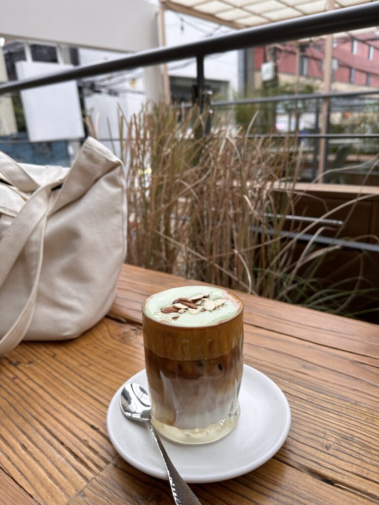 the best cafes in seoul- humming bella, pistachio latte 